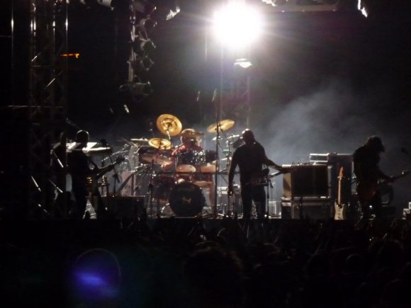 Foça Rock Festivalinde ana sahnede yer alan Yüksek Sadakat grubu.