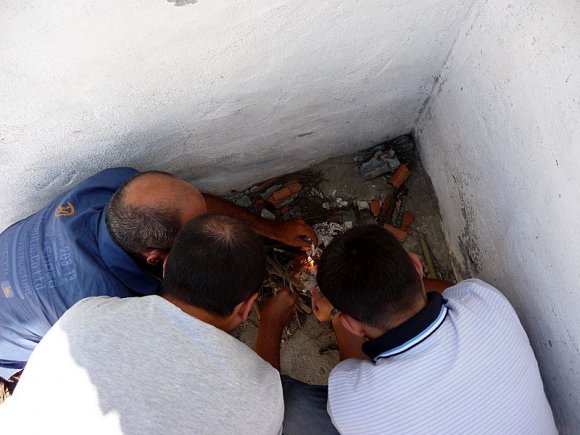 Güneyli'nin yukarısındaki terkedilmiş alanda bulunan yıkıntı yerin kuytu köşesinde ateşimizi yaktık.