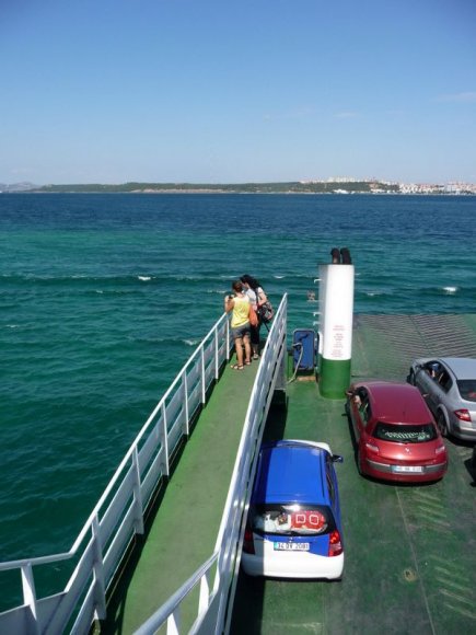 Çanakkale'ye geçmek için en kısa mesafe olan Kilitbahir'deki özel feribotları kullandık.