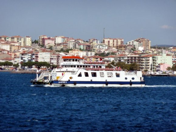 Kilitbahir ve Çanakkale arasında sefer yapan bir feribot.