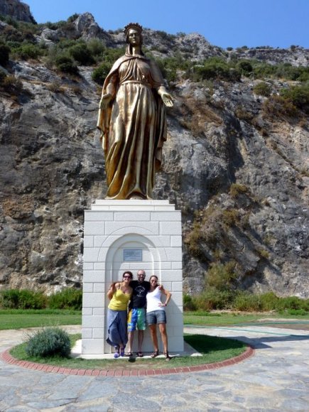 İlk hedefimiz Selçuk Meryem Ana Evi idi. Meryem Ana Evi'ne çıkarken yolda bulunan Meryem Ana Heykeli.