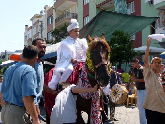 Şirince'ye geçmek için tekrar Selçuk'tan geçerken sokaktaki bir sünnet düğününe denk geldik.