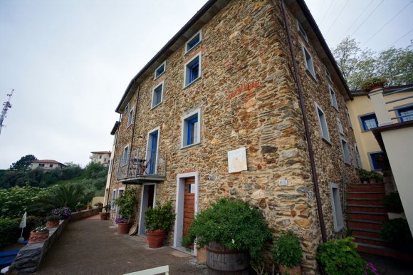 Cinque Terre'deki köyleri gezmek için Massa'ya bakan tepelerden birinde çok güzel bir taş evde kaldık.