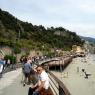 Monterosso Cinque Terre köyleri arasında kumsalı olan tek yer ve insanlar benim çok ta beğenmediğim bu kumsalda yoğun bir şekilde güneşleniyorlardı.