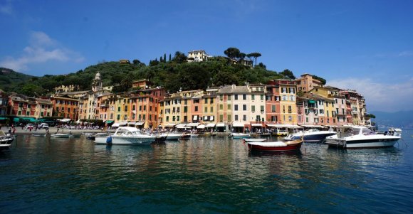 Portofino rengarenk evleriyle İtalya'nın şirin bir kasabası. Ben bu sahil kasabasını Anılar kasetlerinden birinde yer alan "Love In Portofino" şarkısından bilirdim.