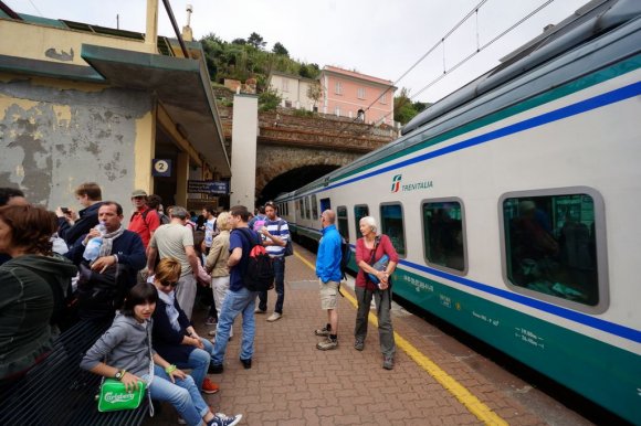 İlk durağımız Riomaggiore oldu. Tren istasyonunda oldukça büyük bir kalabalık vardı. Cinque Terre'nin kalabalık olduğunu duymuştum ama bu kadar kalabalık beklemediğimi itiraf etmeliyim.