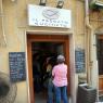 Riomaggiore'de karışık deniz ürünleri sataan bir restoran.