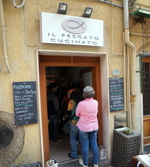 Riomaggiore'de karışık deniz ürünleri sataan bir restoran.