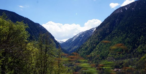 Colico Sondrio yolu üzerinde İtalya Alpleri.