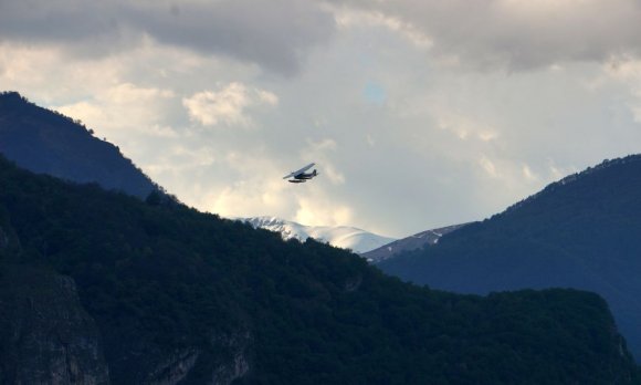 Como Gölü üzerinde uçan bir deniz uçağı.