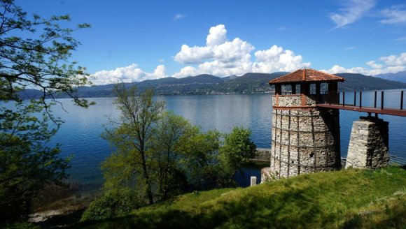 Maggiore Gölü (Lake Maggiore) İtalya'nın alan açısından en büyük ikinci uzunluk açısından en uzun gölüdür. Gölin bir kısmı kuzeyde İsviçreye bağlıdır.