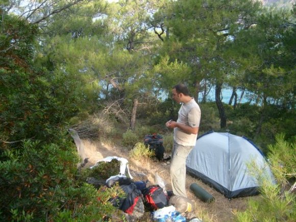 Kabak'ta ormanın içinde kamp.