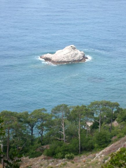 Kabak Koyu'ndaki kayalık.