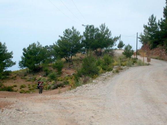 Faralya'dan gelen yol  - Kabak Koyu'na inen yol kesişimi