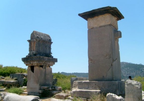 Sağda Harp Anıtı ve solda Lahit.