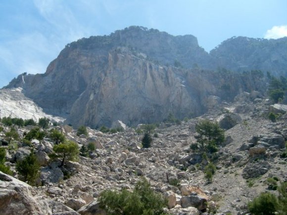 Baba Dağı yamaçları ve düşen kayalar.