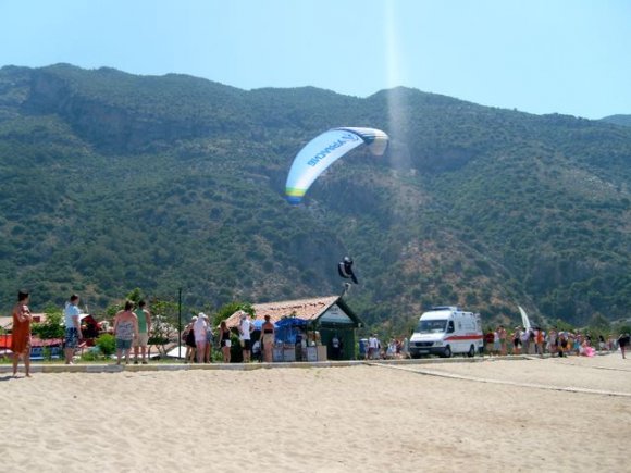 Ölüdeniz'de yamaç paraşütçülerinin inişi.