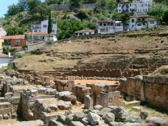 Fethiye'de antik tiyatro yat limanının hemen karşısında.