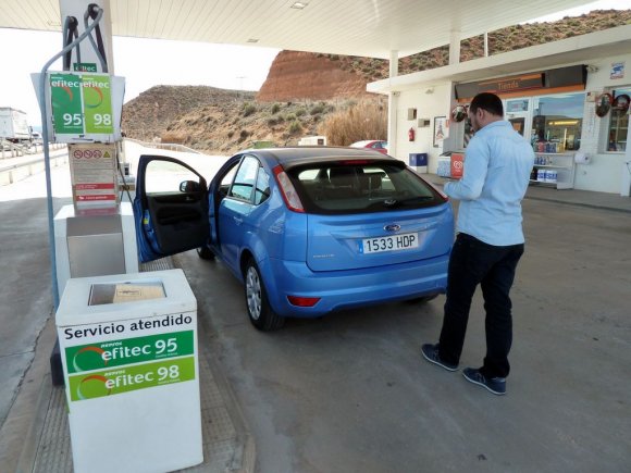 Barselona Madrid yolu 600 küsür kilometre. Yolda biryerde durup benzin aldık.