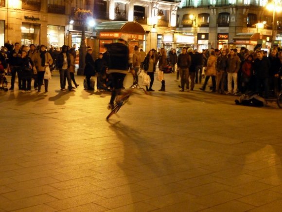 Puerta del Sol (Güneş Kapısı) Meydanında bisiklet gösterisi.