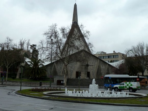 Yol üzerinde ilginç mimarisi ile dikkatimi çeken bir kilise.