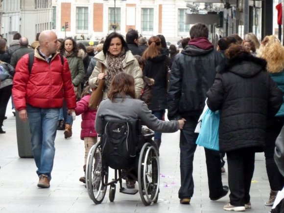 Sokakta beklerken tekerlekli sandalyedeki sevgilisiyle el ele tutuşarak gezen bu çift çok hoşuma gitti.