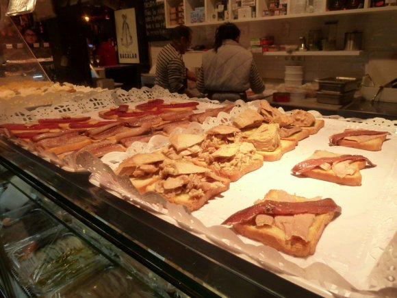 Deniz ürünlü tapaslar, Mercado de San Miguel, Madrid.