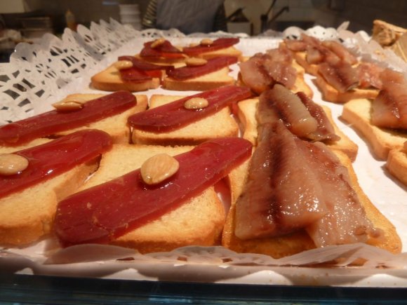 Deniz ürünlü tapaslar, Mercado de San Miguel, Madrid.