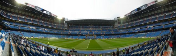 1947 yılında yapılan Santiago Bernabeu Stadyumu 80000 kişi kapasiteli. Santiago Bernabeu Stadyumu Avrupa'nın en büyük stadlarından biri.