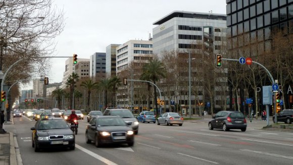 Barselona'nın en geniş caddelerinden Diagonal Caddesi.