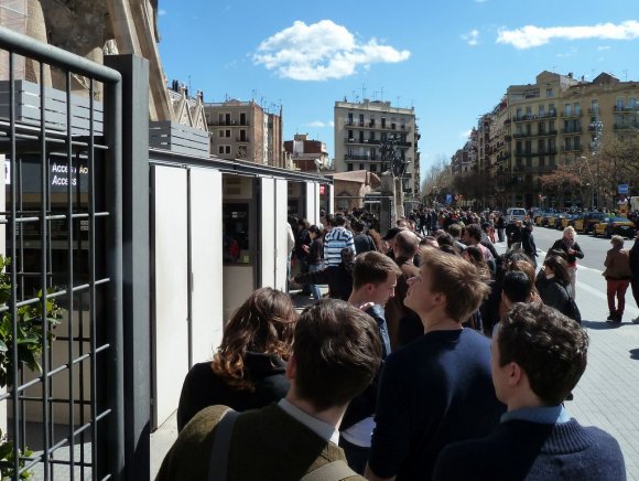 La Sagrada Familia'ya girmek için uzun kuyruklar bekleyebilirsiniz. Biz 40 dakika sonra fotografta görülen giriş noktasına geldik.