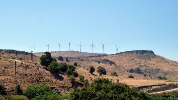 Midilli adasında kurulu rüzgar gülü tesislerinden biri.