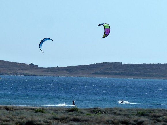 Sigri'de kite surfing yapanlar