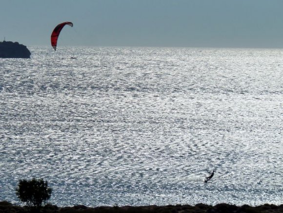 Sigri'de kite surfing yapanlar