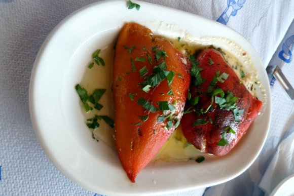 Zeytinyağlı peynirli kırmızı biber dolması