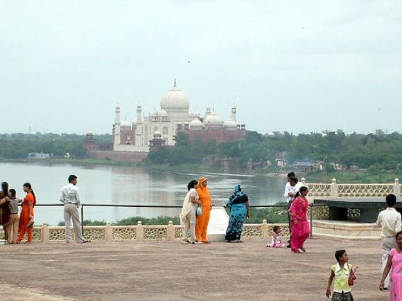 Agra - Agra Kalesi'nde Diwan-i-Khas'tan Taj Mahal'in görüntüsü.