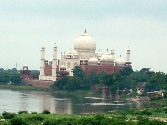 Agra - Taj Mahal'in Agra Kalesi'nden görünümü.