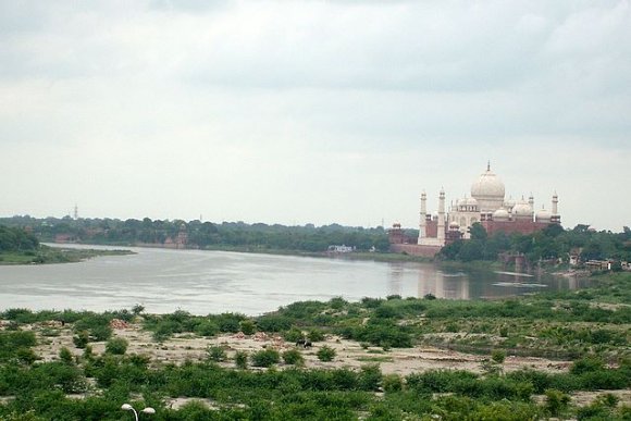 Agra - Taj Mahal'in Agra Kalesi'nden görünümü.