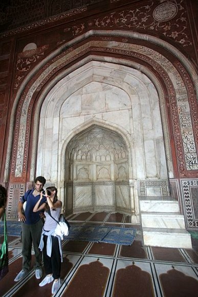 Agra - Taj Mahal'in batı tarafındaki caminin mihrabı.
