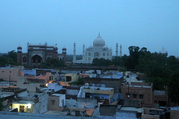 Agra - Gün doğumunda Taj Mahal.