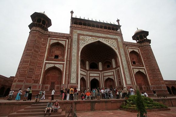 Agra - Taj Mahal'deki güney kapısı.