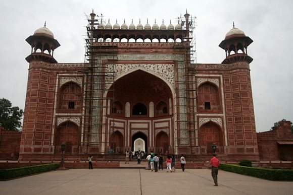 Agra - Taj Mahal'in güneydeki giriş kapısı.