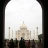 Agra - Güneydeki giriş kapısından Taj Mahal.