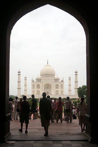 Agra - Güneydeki giriş kapısından Taj Mahal.