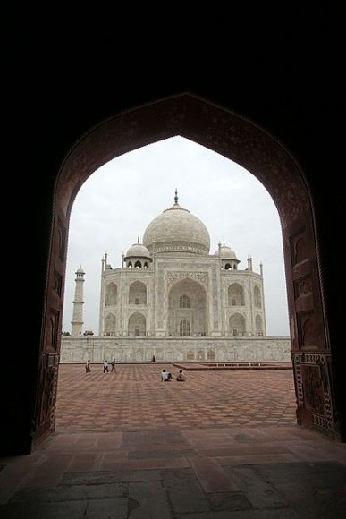 Agra - Taj Mahal'deki Jawab'ın içinden Taj Mahal görüntüsü.