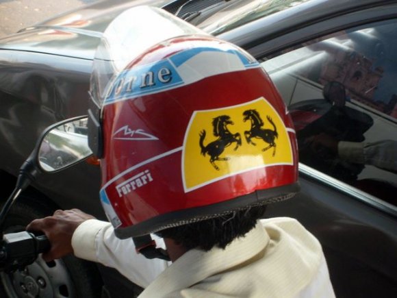 Delhi, Ferrari kask.