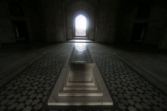 Delhi, Hümayun Türbesi'nde Hümayun'un mezarı.