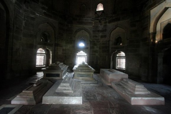 Delhi, İsa Khan Türbesi'nin içi.