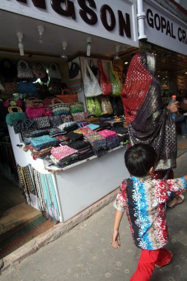 Delhi, Kırmızı Kale, Lahore Kapısı'ndan sonraki dükkanlar.