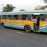 Delhi trafiğinde bir otobüs.